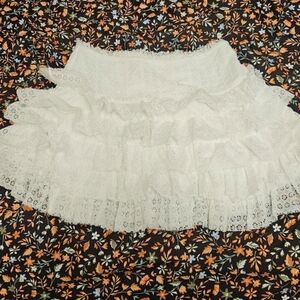 White American Eagle lace skirt with ruffles and built-in shorts